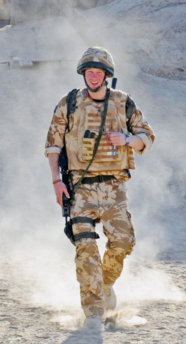 Just2_U_'s tweet image. #RacistRoyalFamily playing dress up .
#FakeSoldier #StolenValor