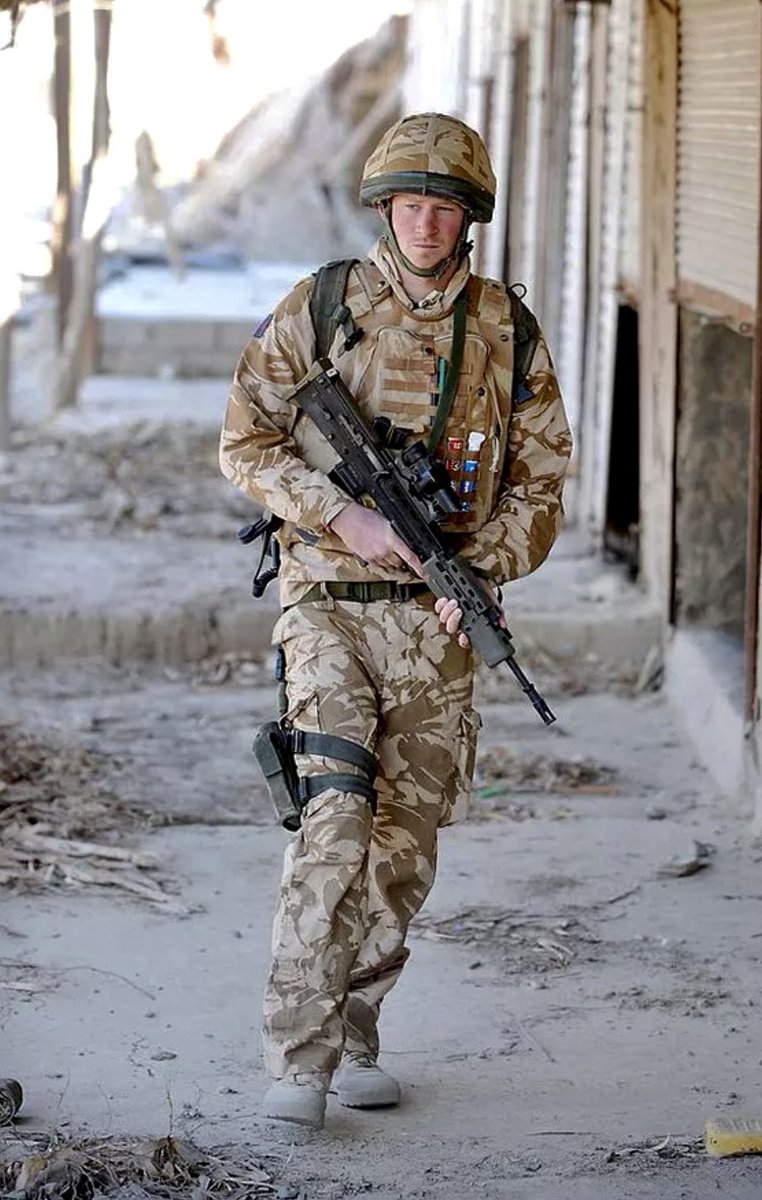 Just2_U_'s tweet image. #RacistRoyalFamily playing dress up .
#FakeSoldier #StolenValor