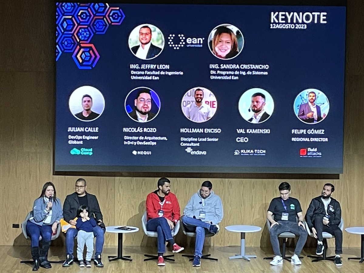 luiscobo's tweet image. La Ingeniera Sandra Cristancho @shumymi y el decano @iqJeffleon en el KeyNote del #AWSCommunityDay en la @UniversidadEan