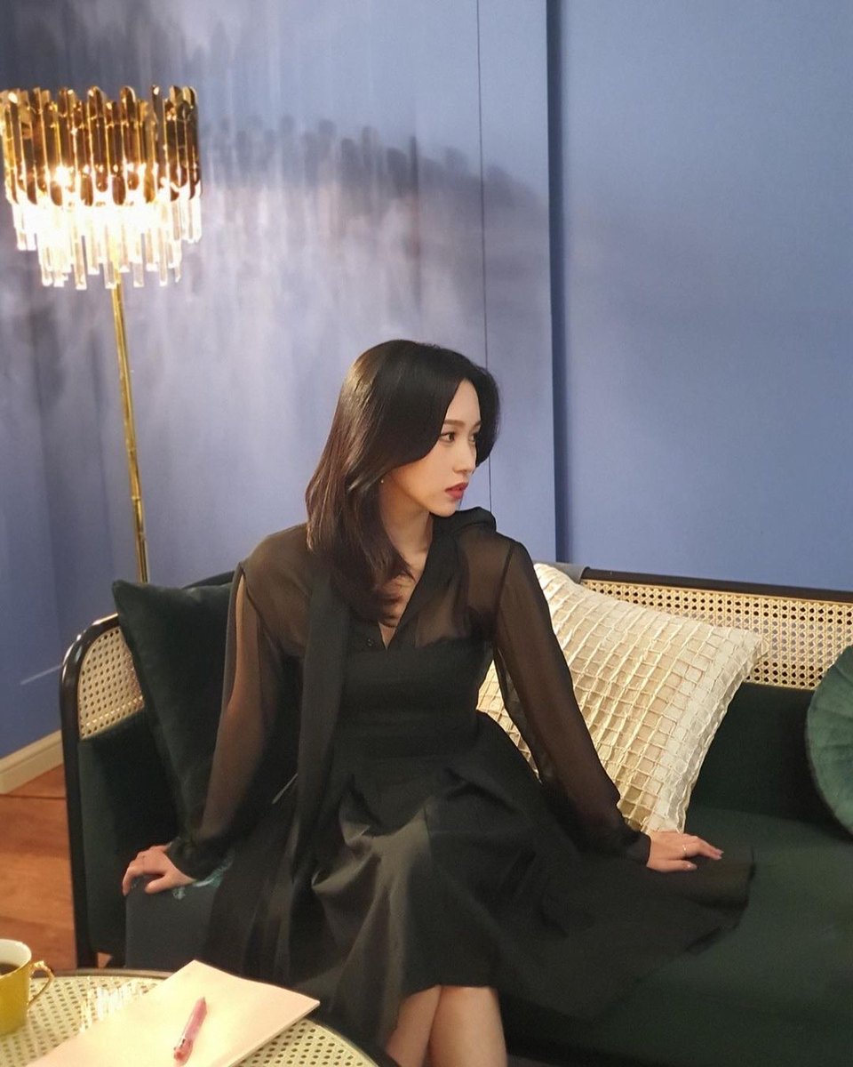 MinaeIle's tweet photo. A black ensemble, an everlasting emblem of sophistication, remains undeniable. Wouldn't you agree? 🖤 https://t.co/QgjecsnKye