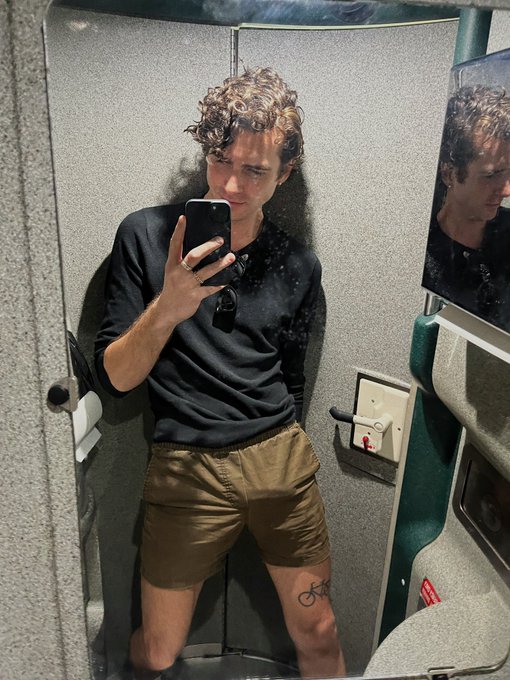 On a bus to NYC, just there for a day so let me know if you&rsquo;re around! https://t.co/yWXi81Qa7j