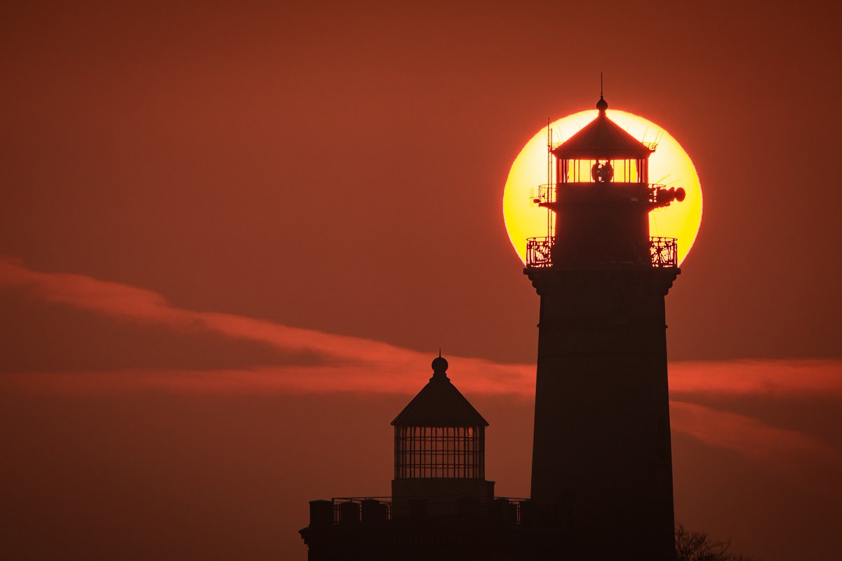 Pixel_Martin's tweet photo. @Lightroom Cape Arkona at Ruegen Island in Germany - one with the rising sun and one with the rising full moon 🌞🌕 https://t.co/HFmBT63ume