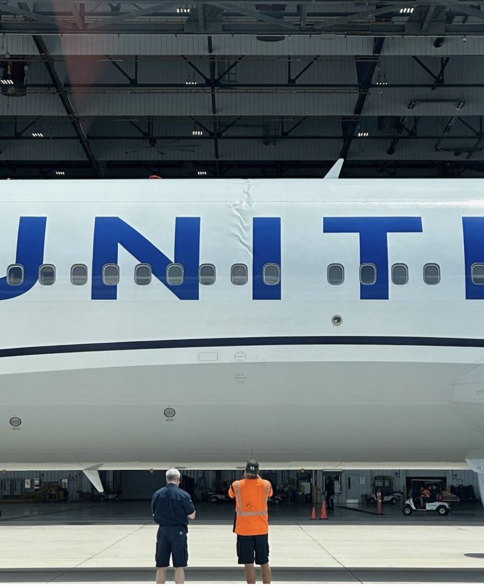 albsanzg's tweet photo. Así acabó el fuselaje de un B767 tras un aterrizaje duro. Esa "arruga" es pandeo en la piel del avión, que aparecen en los paneles del fuslaje ya que tienen de esperor solo entre 1-4mm dependiendo del avión y zona. https://t.co/MPAvcsf0Ai