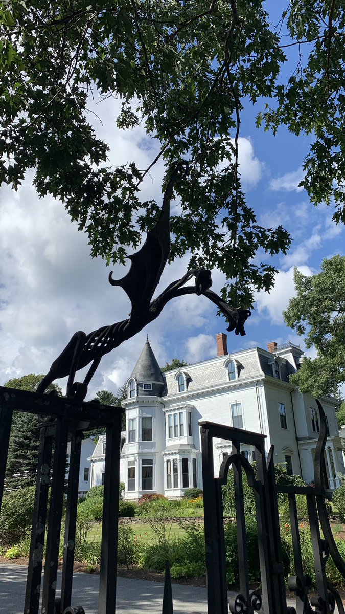 katchida's tweet photo. Drove thru Bangor, Maine yesterday on way back to Canada ~ stopped by @StephenKing ‘s house … loved the 🎈 😂 
(lovely place btw) https://t.co/tRG5U7j1hJ