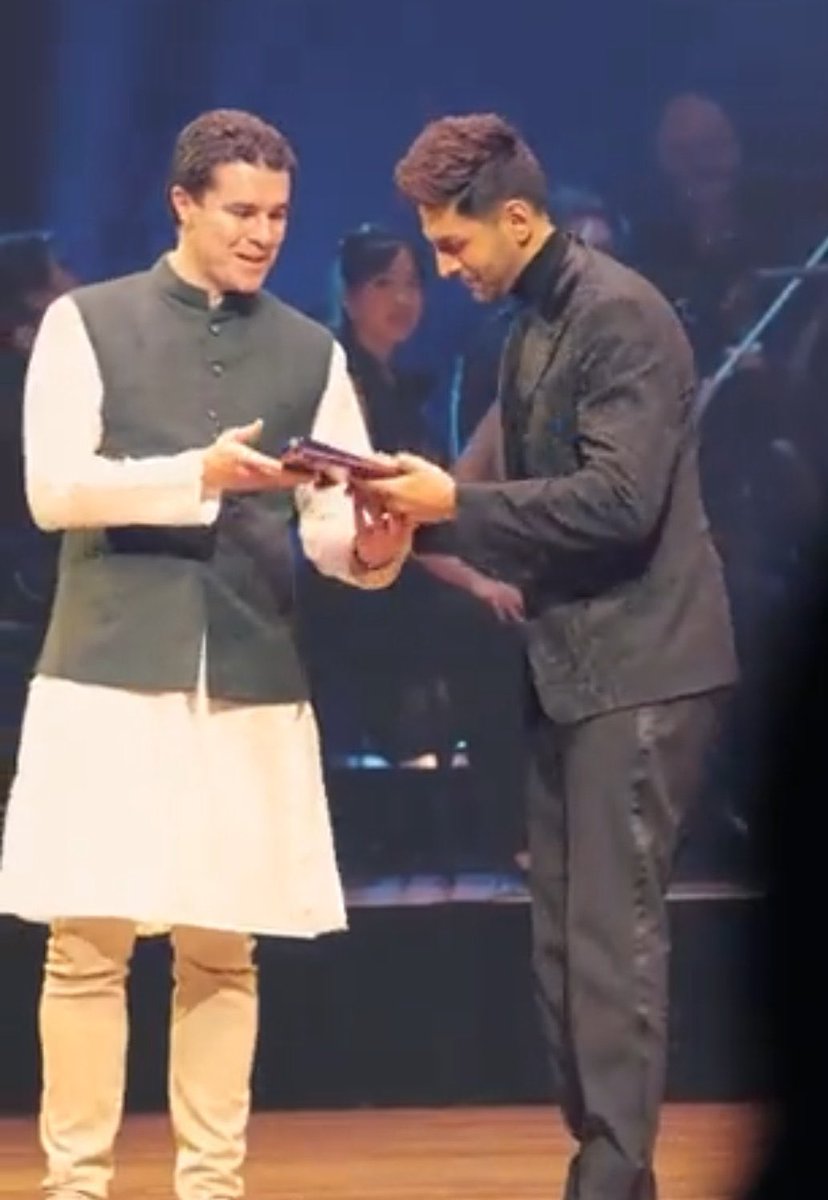 KartikAaryanFan's tweet image. The winning moment 🏆 
The winning smile 😊 

@TheAaryanKartik ❤️ with this honour at #iifm - you make your fans proud 🥰❤️😘😍 
#KartikAaryan