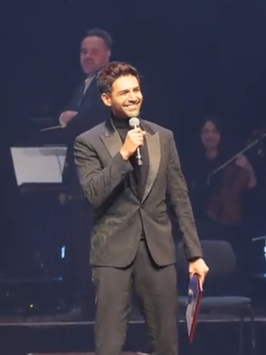 KartikAaryanFan's tweet image. The winning moment 🏆 
The winning smile 😊 

@TheAaryanKartik ❤️ with this honour at #iifm - you make your fans proud 🥰❤️😘😍 
#KartikAaryan