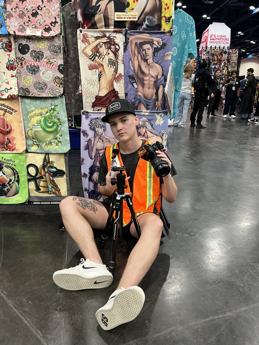 forealtwitch's tweet photo. Snuck into anime con Houston https://t.co/rLLinxuoQ1