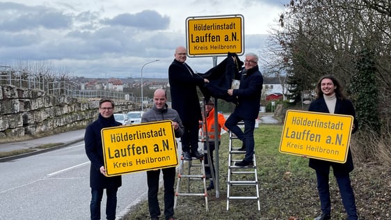 Wie stehts denn so um Hölderlin? Nun, es gibt ein neues Hölderlinhaus in Nürtingen, und Lauffen am Neckar darf sich jetzt als Hölderlinstadt bezeichnen. Was käme als Peter-Weiss-Stadt in Frage? «Meine Ortschaft» hat er schmerzhaft scharf situiert, und sonst vielleicht: im Exil?