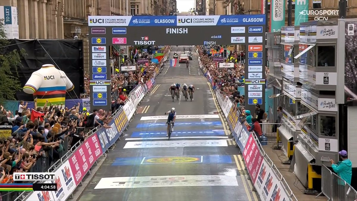 LeGruppetto's tweet photo. AXEL LAURANCE EST CHAMPION DU MONDE ESPOIRS ! Le Français a résisté au retour des poursuivants et lève les bras à Glasgow. Il succède au palmarès de l'épreuve à Yevgeniy Fedorov. #GlasgowScotland2023 https://t.co/8vnbQaXs1A