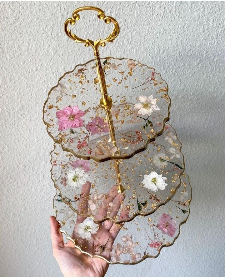 lavieestbelIe's tweet photo. Cake holder with pressed flowers https://t.co/bpAqLyRaEh