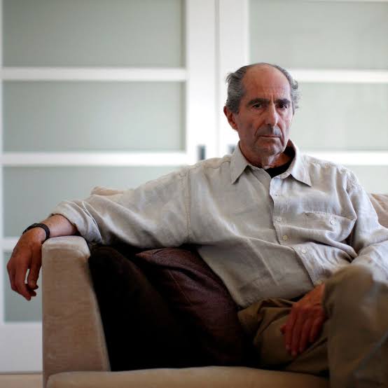 librofilos's tweet photo. Lo dijo:

#PhilipRoth

"La cultura visual lo invade todo y las pantallas se están multiplicando. El libro exige concentración, paciencia, tiempo, actividad mental. Los libros requieren lectores devotos, pero la audiencia está cada vez más distraída" https://t.co/xzL9QkokHA