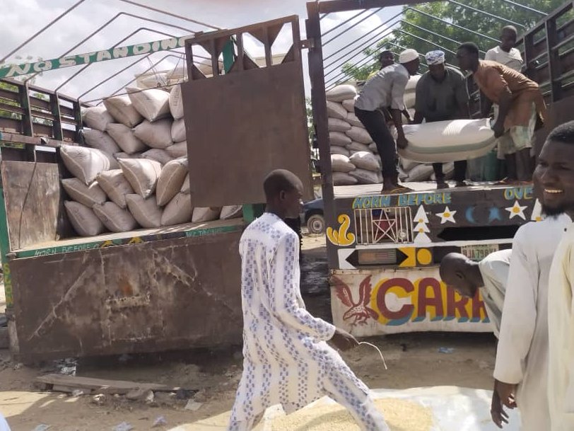 NigeriaSasakawa's tweet photo. #Marketorientedagriculture Our Commodity Association Traders/trainers CATs work with farmers to form CSIA groups, which allows farmers to pool their produce &amp; sell it collectively. This gives them bargaining power &amp; allows them to get better prices for produce. https://t.co/FFKlvhRjse