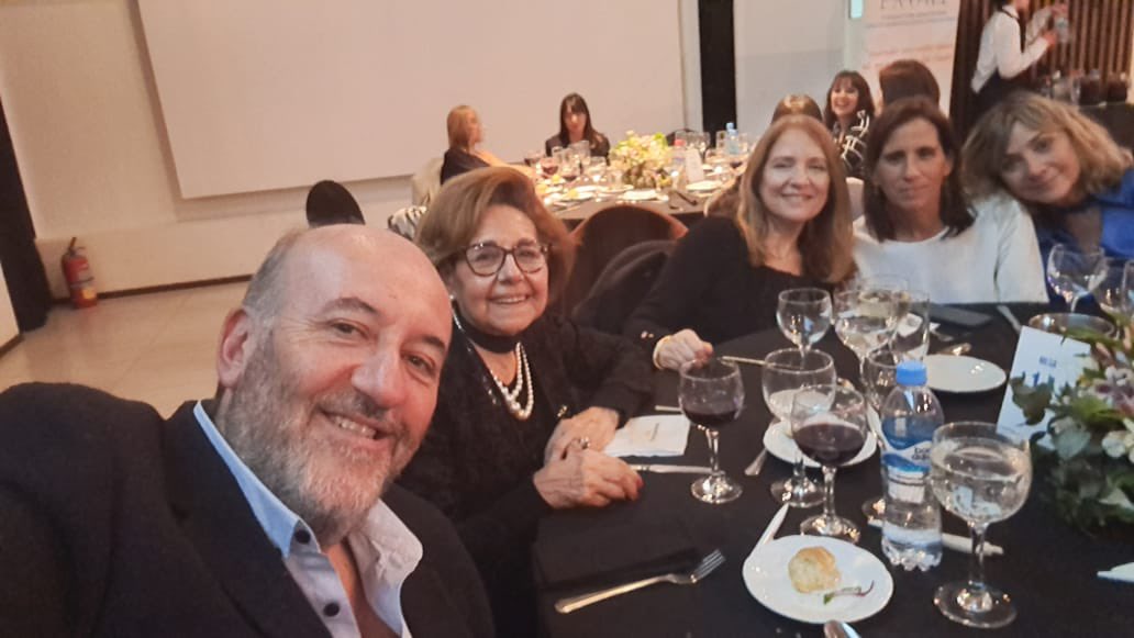 Leo_Caruana's tweet photo. Acompañamos a #Faohp en su cena anual junto a María Teresa Vilela y Equipo de Gestión del Hospital Vilela. Hermoso encuentro en beneficio de esta fundación que trabaja incansablemente por el cuidado de niños/as. Gracias por invitarnos y felicitaciones x la organización. https://t.co/qIoFaCweRl