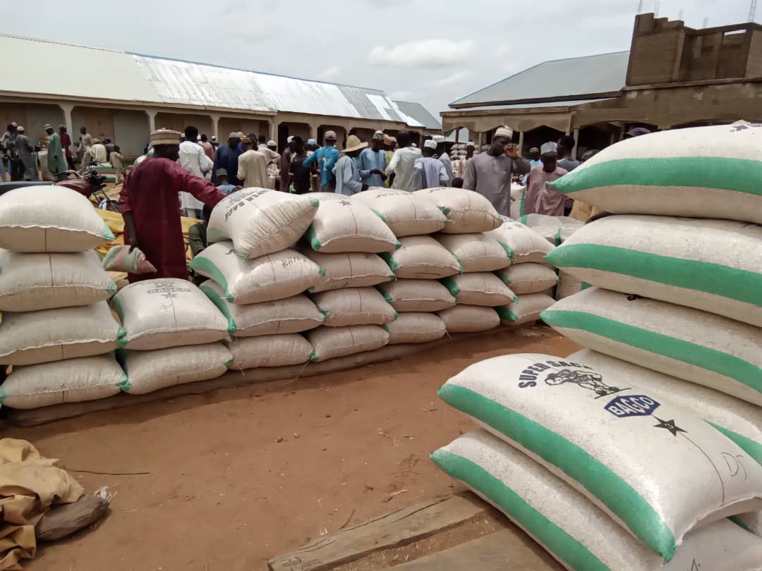 NigeriaSasakawa's tweet photo. #Marketorientedagriculture Our Commodity Association Traders/trainers CATs work with farmers to form CSIA groups, which allows farmers to pool their produce &amp; sell it collectively. This gives them bargaining power &amp; allows them to get better prices for produce. https://t.co/FFKlvhRjse