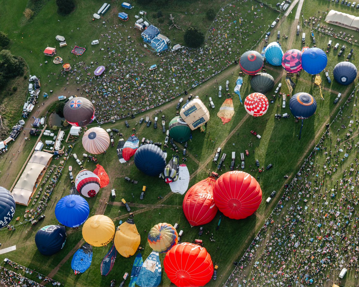 CiaraHillyer's tweet photo. Taking off, in my first balloon ride, at Ashton Court for the Friday evening ascent at #bristolballoonfiesta will be something I will be forever grateful for. It was nothing short of magic and I am so lucky I got the opportunity to see #Bristol from the skies. #bristolballoons https://t.co/aMxbDpvqNR
