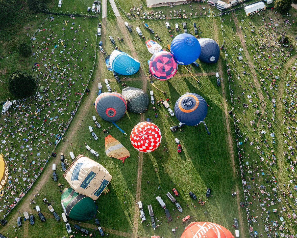 CiaraHillyer's tweet photo. Taking off, in my first balloon ride, at Ashton Court for the Friday evening ascent at #bristolballoonfiesta will be something I will be forever grateful for. It was nothing short of magic and I am so lucky I got the opportunity to see #Bristol from the skies. #bristolballoons https://t.co/aMxbDpvqNR