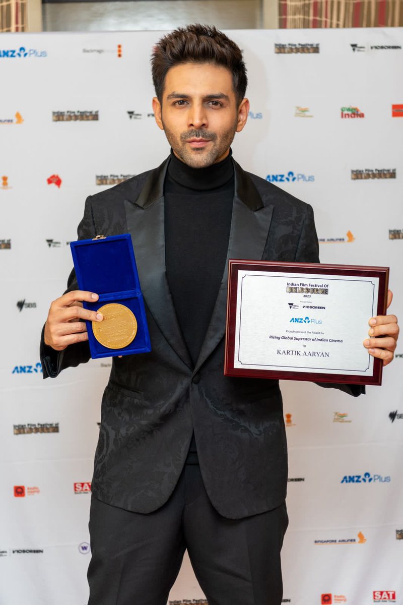 KartikAaryanFan's tweet image. A PRICELESS MOMENT IN HIS LIFE ❤️

A MOMENT OF HAPPY-TEARS 🥲 FOR US WHO HAS SEEN HIS JOURNEY JUST GROWWWW AND HOW 🌟🌟🌟🌟🌟

@TheAaryanKartik proud of you ❤️ love you ❤️🥰🫶🏻 #KartikAaryan #Iifm