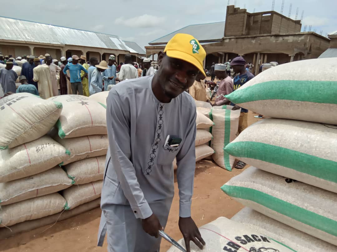 NigeriaSasakawa's tweet photo. #Marketorientedagriculture Our Commodity Association Traders/trainers CATs work with farmers to form CSIA groups, which allows farmers to pool their produce &amp; sell it collectively. This gives them bargaining power &amp; allows them to get better prices for produce. https://t.co/FFKlvhRjse