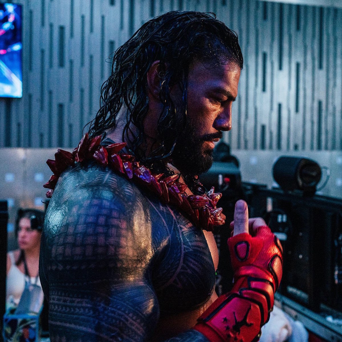 RomanBestPhoto2's tweet photo. WWE #SummerSlam Behind the scenes 
#RomanReigns #PaulHeyman #WWE https://t.co/vPL72wKciR