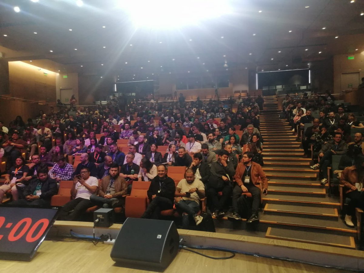 UniversidadEan's tweet image. Hoy, en la Universidad Ean, se realiza el ‘AWS Community Day Colombia’, un evento donde diferentes comunidades participan en charlas, talleres y laboratorios prácticos. 💥👇🏽
