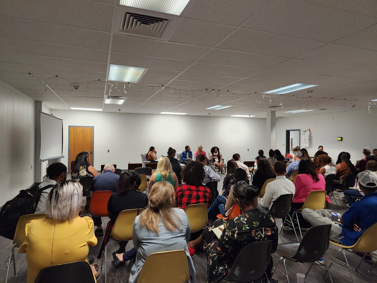 DetroitNABJ's tweet photo. .@DetroitNABJ is at @FOX2News for #MediaAccessDay in partnership with @AAJAMichigan , @SPJDetroit, @PRSADetroit, and @nbprsdetroit. @NABJ @aaja @PRSA @NBPRS @spj_tweets https://t.co/MmGKr8qnBE