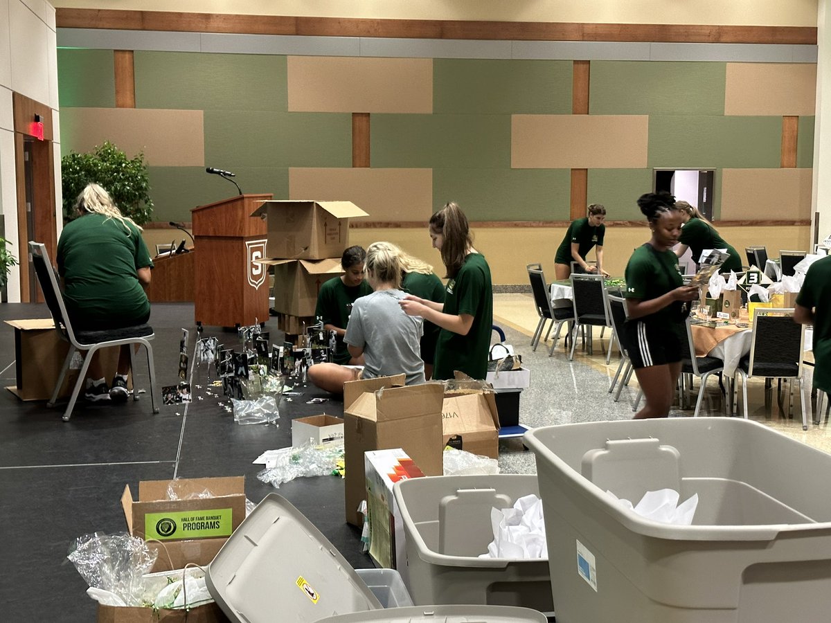 JayArtigues's tweet photo. Special thanks to @LionUpVB for helping set up this morning for our Hall of Fame banquet!! #LionUp #ClassroomCommunityCompetition https://t.co/sAtNmIJTw9