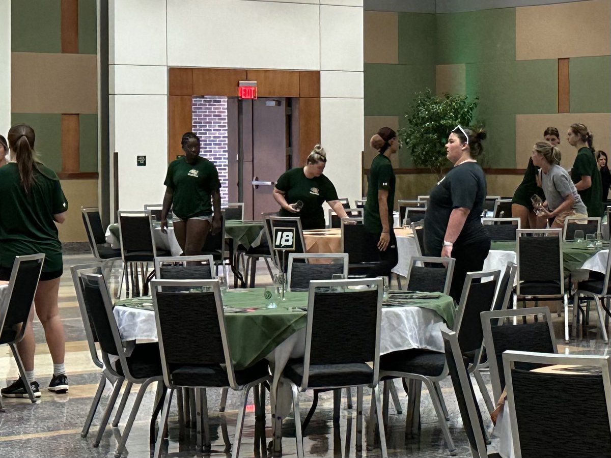 JayArtigues's tweet photo. Special thanks to @LionUpVB for helping set up this morning for our Hall of Fame banquet!! #LionUp #ClassroomCommunityCompetition https://t.co/sAtNmIJTw9