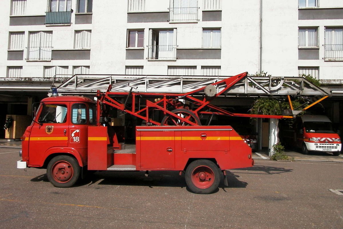 SPBesancon's tweet photo. J-411 : 🚒 L’échelle sur porteur #SAVIEM, mise en service le 11 janvier 1974 est toujours opérationnelle ! (manœuvre de la garde le 12 août 2002)
#PompiersBesançon500ans
#Histoire
#Besançon
#Vehiculeincendie
#Doubs https://t.co/V8ZSg42uGN