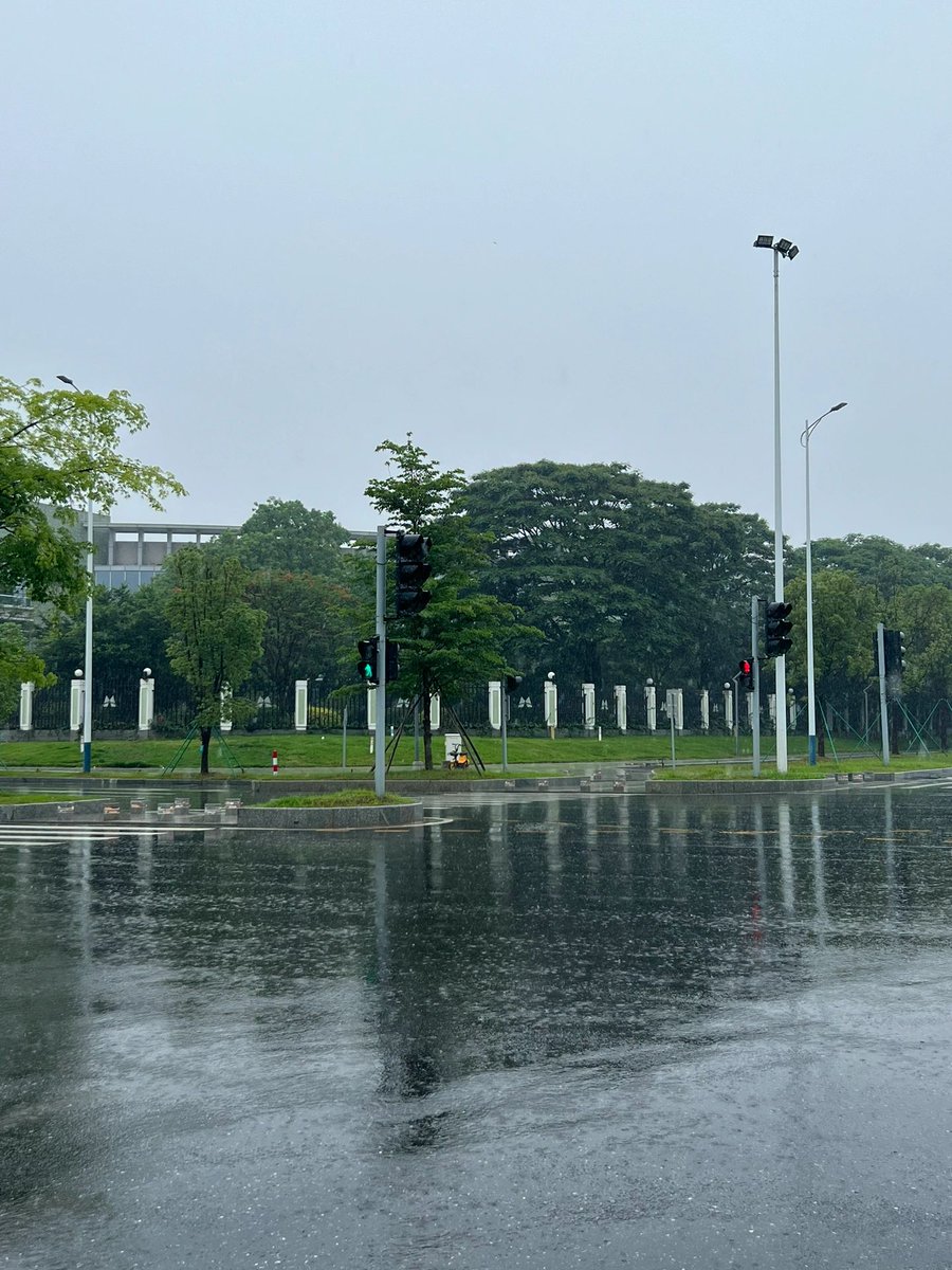 inezpu3's tweet image. Rain sprinkles the sky, washing away the dust and awakening the earth to new life.