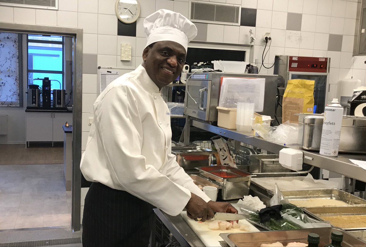 jacquesmwepu's tweet photo. @NegraE @Kriminalvarden Ingen anstalt kan klara av kockduell mot Kumla. Det händer att anstaltschef agerar chef i köket med gourmet touch.
På bilden fixar han en fransk fisksoppa som var mycket uppskattad. @JohanMolinder https://t.co/9yYDeZt5zr
