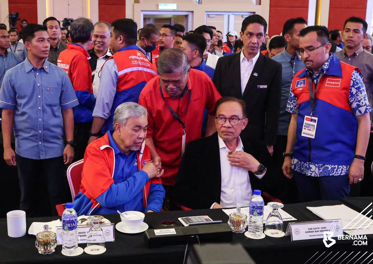 bernamadotcom's tweet photo. Perdana Menteri merangkap Pengerusi Pakatan Harapan Datuk Seri Anwar Ibrahim diiringi  Pengerusi Barisan Nasional (BN), Datuk Seri Dr Ahmad Zahid Hamidi dan Presiden Amanah Datuk Seri Mohamad Sabuhadir, untuk melihat keputusan PRN enam negeri dan PRK Kuala Terengganu di ‘war room’ kerajaan perpaduan (PH-BN) di Pusat Dagangan Dunia (WTC), hari ini.

📸Fathin Suhaira | BERNAMA