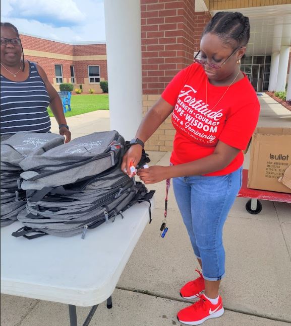 FortBraggDeltas's tweet photo. Raeford Service Area Support (SAS) Team simultaneously assisted Upchurch Elementary and East Hoke Middle Schools during the Back-to-School Drive Thru School Supplies Pick Up. Book bags and supplies were provided by the Hoke County NAACP and Hoke County Schools.#offtoagreatstart https://t.co/wvU0McXQm0
