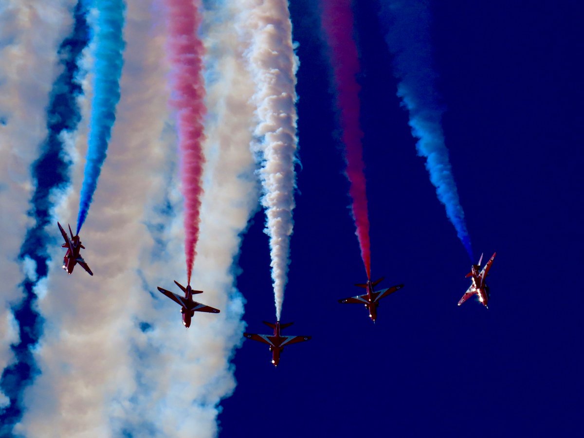 XgamerProHD1's tweet photo. #blackpool #redarrows @airshow @BlackpoolAir https://t.co/9O9qC8Feoz