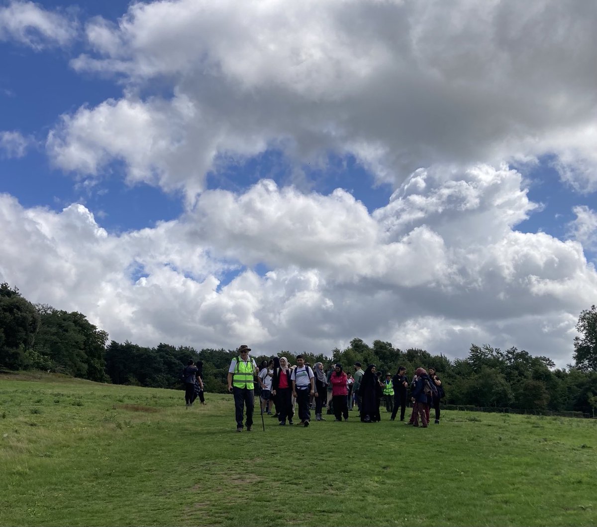 SurreyHillsSoc's tweet photo. Approaching #Newlandscorner with ⁦@Muslim_Hikers⁩ led by ⁦@Haroon_Mota⁩. Walkers enjoying the hilly hike &amp; #surreyhills views ⁦@ExploreSurreyUK⁩ https://t.co/sJGIvW7yUs