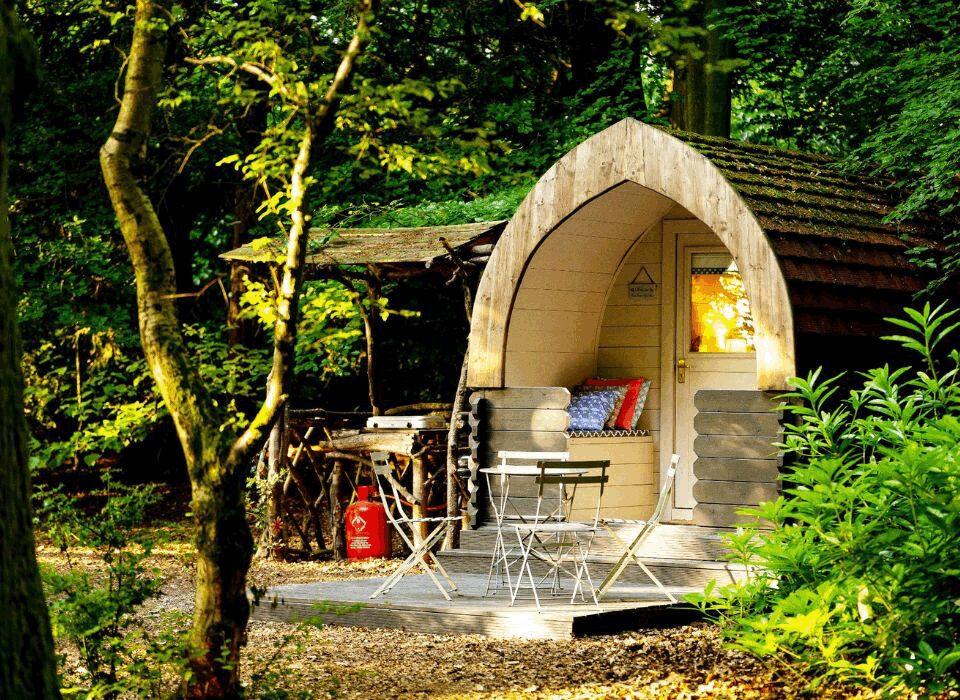 TheTouristTrail's tweet image. Escape to nature this #schoolsummerholiday with our cosy #glampingpods at 𝗛𝗼𝗹𝗹𝗶𝗻𝗴𝘁𝗼𝗻 𝗣𝗮𝗿𝗸 𝗚𝗹𝗮𝗺𝗽𝗶𝗻𝗴! 🌳🛏️ Enjoy private amenities and a communal #firepit. Perfect for couples, friends, &amp;amp; families. Book now. 

👉 Learn more: thetouristtrail.org/business/hamps…