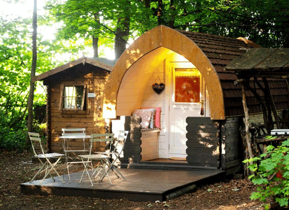 TheTouristTrail's tweet image. Escape to nature this #schoolsummerholiday with our cosy #glampingpods at 𝗛𝗼𝗹𝗹𝗶𝗻𝗴𝘁𝗼𝗻 𝗣𝗮𝗿𝗸 𝗚𝗹𝗮𝗺𝗽𝗶𝗻𝗴! 🌳🛏️ Enjoy private amenities and a communal #firepit. Perfect for couples, friends, &amp;amp; families. Book now. 

👉 Learn more: thetouristtrail.org/business/hamps…