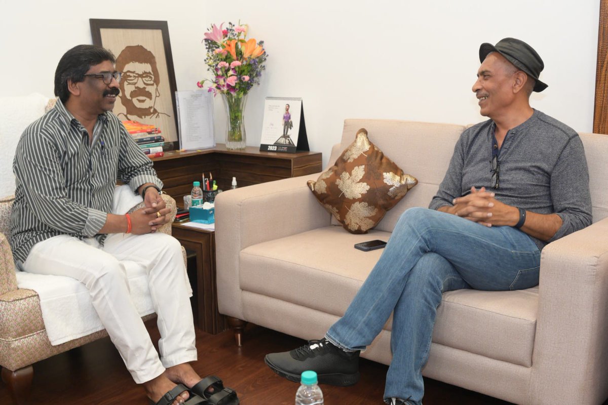 JharkhandCMO's tweet photo. मुख्यमंत्री श्री @HemantSorenJMM से आज मुख्यमंत्री आवासीय कार्यालय में प्रसिद्ध फिल्म निर्माता एवं निर्देशक श्री प्रकाश झा ने मुलाकात की। मुख्यमंत्री से यह उनकी शिष्टाचार भेंट थी। https://t.co/rK6YNJ1UKg