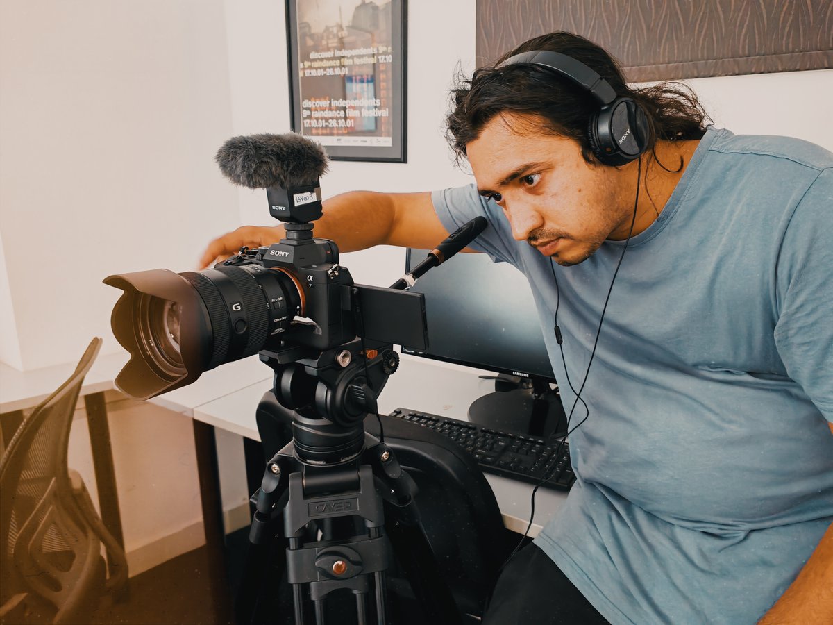 RaindanceFS's tweet photo. 📽️ Behind every great film is hours of meticulous prep! 🛠️ Dive into the behind-the-scenes magic as we gear up for our next film set. From scripts to storyboards, lights to lenses, it's all in the details. Swipe to see our team in action! 🎬✨ #FilmPrep #SetLife #BehindTheScenes https://t.co/MOYNow1xjk