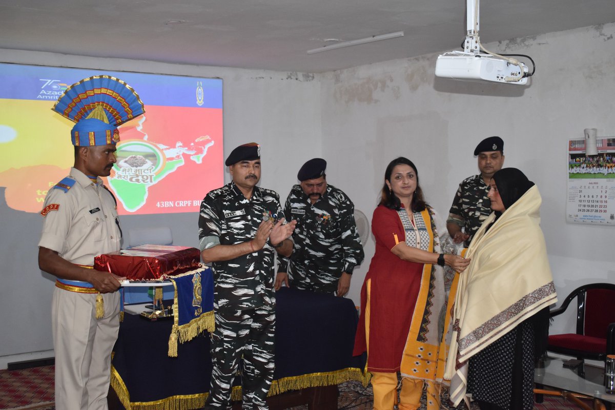 43BnSnrCRPF's tweet photo. 43  Bn  under aegis of Srinagar Sector CRPF has launch the celebration of “Meri Mati, Mera Desh” campaign upon the theme of Mitti Ko Naman, Veero Ka
Vandan’
Families of  martyrs were also  invited and honored during the event organised. https://t.co/qBAgB7w1Er