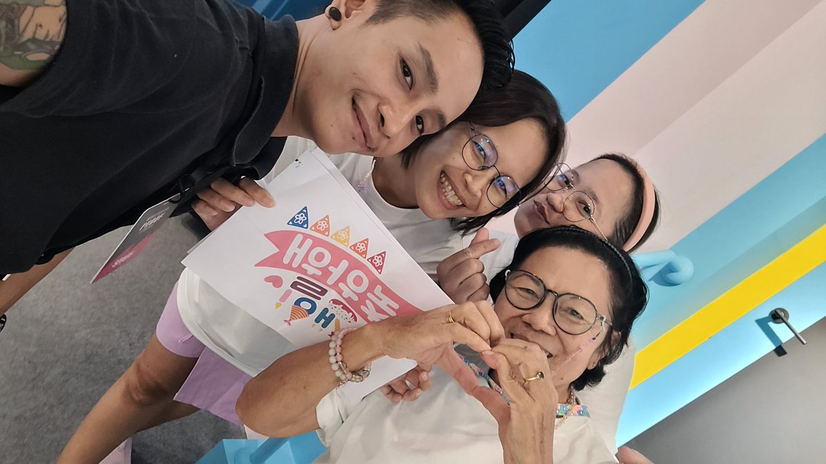 FilterWith's tweet photo. #NewProfilePic
เมื่อแม่เป็นติ่งไอดอล 😅😅 ของขวัญก็ไม่ธรรมดาแบบนี้ มีฟาร์มสุขมากๆ นะฮะ
11💜08💜2023
#btsexhibition #BTS #bangtan
#HappyBirthdayMyMom
#BTS_EXHIBITION_Proof_BKK #HYBE
#방탄소년단 #JIMIN #Weverse #Ticketmelon #elfasia https://t.co/EFTrzR0D7N