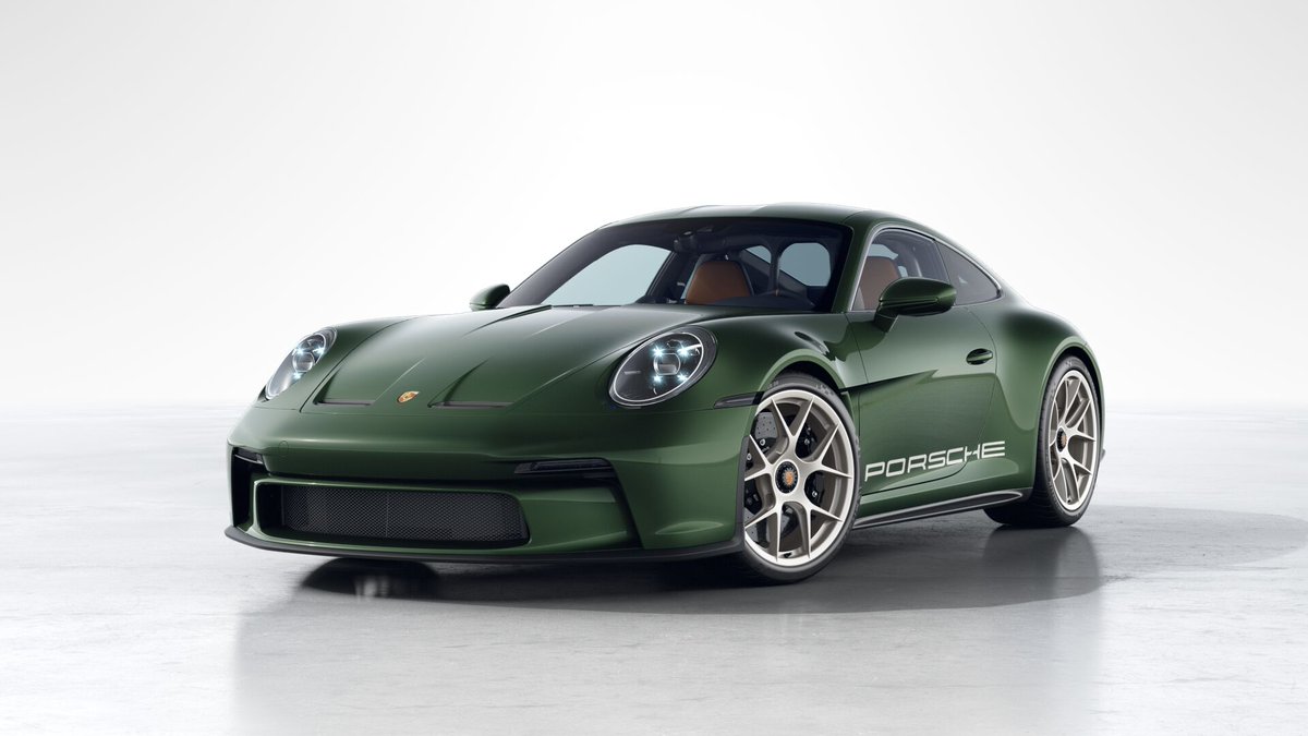 PlfFans's tweet photo. How would you spec your 2023 911 S/T?
This classic example features the astonishing #PTS Oak Green Metallic (6OK) on Ceramica magnesium wheels and of course the optional Heritage Design Package from #PorscheExclusiveManufaktur.
#Porsche #911ST #60YPorsche911 #TimelessMachine https://t.co/96u8awznle