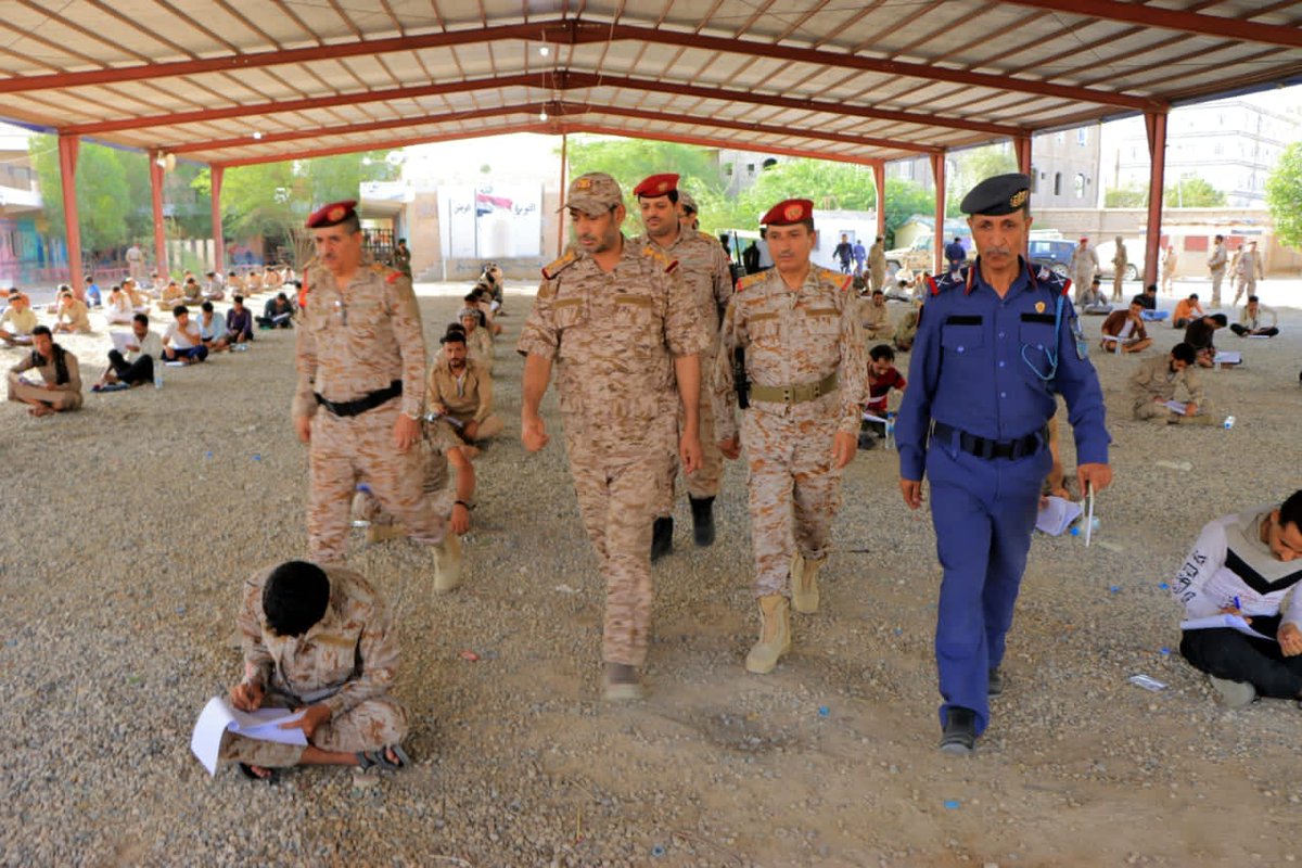 Yem_army_media's tweet photo. اجراء الاختبارات التحريرية لطلاب كلية الطيران والدفاع الجوي في مأرب 

جرت، اليوم، بمحافظة مأرب، الامتحانات التحريرية للطلاب المتقد��ين في كلية الطيران والدفاع الجوي، ضمن اجراءات التسجيل والقبول للعام الدراسي الجديد.

وخلال تفقده سير عملية الامتحانات، أشاد رئيس هيئة الأركان العامة قائد العمليات المشتركة الفريق الركن دكتور صغير بن عزيز، بمستوى التنظيم والترتيب لتنفيذ إجراءات التسجيل والقبول بالكلية.. مثمناً الجهود الكبيرة التي تبذلها إدارة الكلية وهيئة التدريس واللجان الرئيسية والفرعية. 

وأكد رئيس هيئة الأركان، الحرص على تطبيق شروط ومعايير التسجيل والقبول في الكلية بما يجعلها نموذجاً في الانضباط والتعليم والتأهيل والمخرجات النوعية. 

ولفت الفريق بن عزيز، إلى الخسائر التي تكبدتها البلاد جراء انقلاب تنظيم جماعة الحوثي الإرهابية، وتعمدها تدمير ونهب المؤسسات العسكرية ومقدراتها خدمة للمشروع الإيران الإرهابي العابر للحدود.

��ثمنا اهتمام ورعاية القيادة العليا، ومواقف الأشقاء في تحالف دعم الشرعية بقيادة المملكة العربية السعودية، الداعمة للشعب اليمني وقواته المسلحة في مختلف المجالات. 

ومن جانبه، أوضح مدير كلية الطيران والدفاع الجوي اللواء الركن أحمد البحش،
إلى أن الامتحانات التحريرية تأتي بعد خضوع الطلاب المتنافسين على المقاعد الدراسية المخصصة لهذا العام الدراسي لإجراءات التسجيل والقبول التي شملت الفحص الطبي واللياقة البدنية للطلاب المتقدمين من مختلف محافظات الجمهورية اليمنية.
مشيرا إلى أن نتائج الامتحانات سيتم الاعلان عنها خلال الأيام القادمة. 

وعبّر اللواء البحش، عن شكره لجهود وزير الدفاع ورئيس هيئة الأركان العامة، واهتمامهم بإعادة تفعيل نشاط كلية الطيران والدفاع الجوي ضمن خطط تأهيل وتطوير القوات المسلحة وتحديث قدراتها ورفع كفاءتها في مختلف المجالات.
