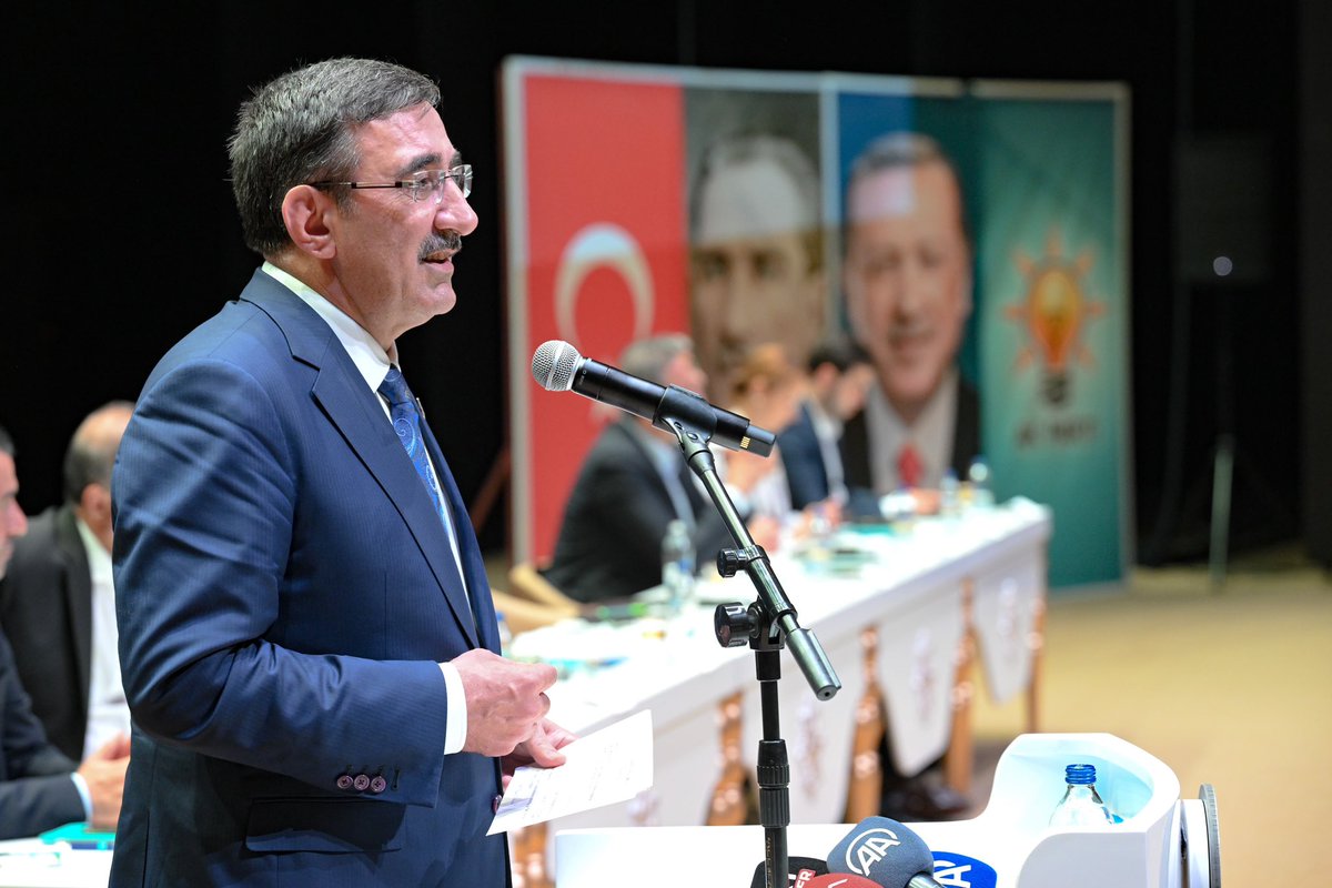 Abdlkadirs27's tweet photo. Cumhurbaşkanı Yardımcımız Sn. Cevdet Yılmaz, AK Parti Grup Başkan Vekilimiz Sn. Abdulhamit Gül,İl Başkanımız Sn Murat Çetin,Milletvekillerimiz,Belediye Başkanlanlarımız,STK Temsilcilerimiz ile bir araya gelerek #2023ŞehirBuluşmaları kapsamında teşkilat mensuplarımız ile buluştuk.
@_cevdetyilmaz 

#Gaziantep 
@abdulhamitgul 
@EyupOzkececi
@deryabakbak27 
@BBozgeyik_27 
@mesutbozatli 
@irfancelikaslan 
@muratcetin27
@FatmaSahin 
@mtahmazoglu 
@Ylmazkran17 
@ToremisogluAli 
@AKPartiG_Antep 
@PartiSahinbey 
@AkSahinbey_27 
@Akgencsahinbey