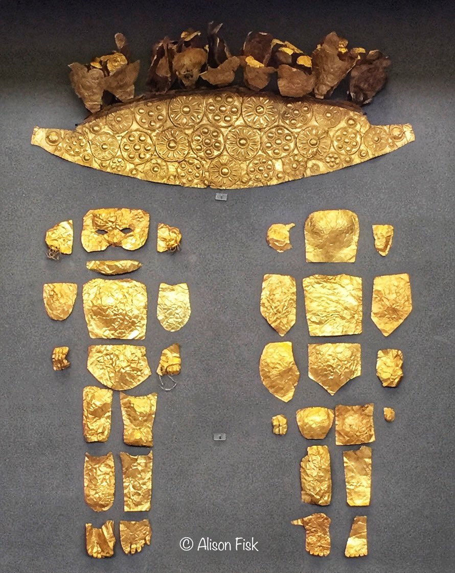 Gold diadem and a gold ‘shroud’ of an infant, c. 1500 BC. Both excavated in 1876 by Heinrich Schliemann from Grave III, the so-called ‘Grave of the Women’, Grave Circle A, Mycenae, Greece. National Archaeological Museum, Athens. 📷 my own
