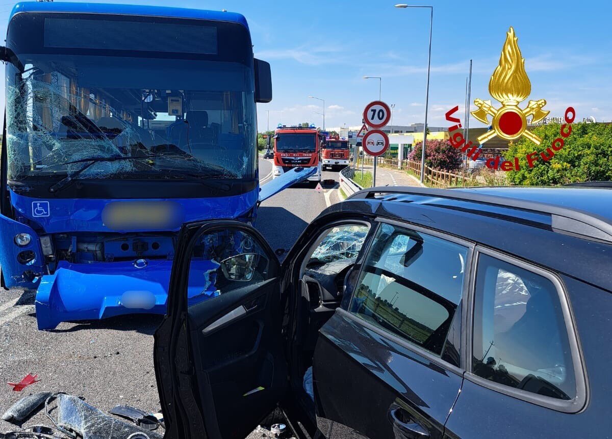vvfveneto's tweet photo. Intervento dei #vigilidelfuoco oggi alle 14 lungo la SR89 Treviso mare, a #Meolo (VE), per l’incidente tra un bus del trasporto extraurbano e un'auto: ferita l'automobilista, soccorsa e affidata alle cure del personale sanitario @SUEM_Veneto https://t.co/FkbcLUG3gu