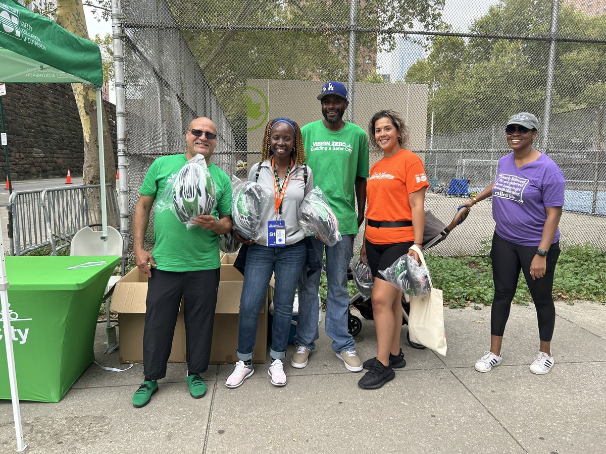 NYPDChiefOfDept's tweet photo. Summer Streets lets New Yorkers from all walks of life enjoy outdoor activities in their neighborhood while having an opportunity to meet others from their community. Check out @SummerStreets to find upcoming events near you. https://t.co/g0DNCfJfK3
