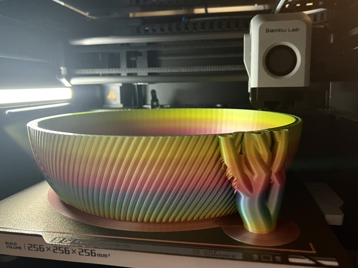 Faasteer's tweet image. Rozkaz zněl jasně! 🫡
#Manželka si řekla o další #YarnBowl. Ale tentokrát prý pořádnej, abychom tu #BambuLab #P1S pěkně provětrali. 🤣

No tak teda jo. 25x25X15cm. Víc jak 600g plastu a 36 hodin tisku. 🤷‍♂️

#3Dtisk #Dnes3Dtisknu #DnesTisknu #hobby #ŽítŠtěchovice