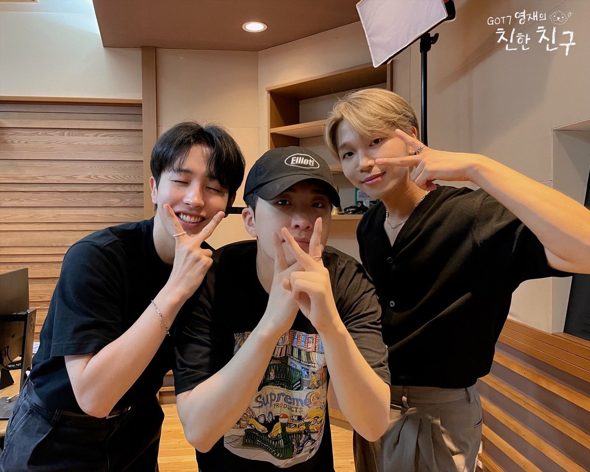 mbcbf_ever's tweet photo. 🦦친친🦦
#아친소
#세븐어스

데뷔하면 친친 다시 놀러온다는 
약속 지켜준 세븐어스 💙
명창듀오 또또 놀러와요 👍

#MBC #RADIO #GOT7영재의친한친구 #친한친구 #친친 #달친친 #달디 #GOT7 #갓세븐 #영재 #YOUNGJAE https://t.co/h4JBNzONwp