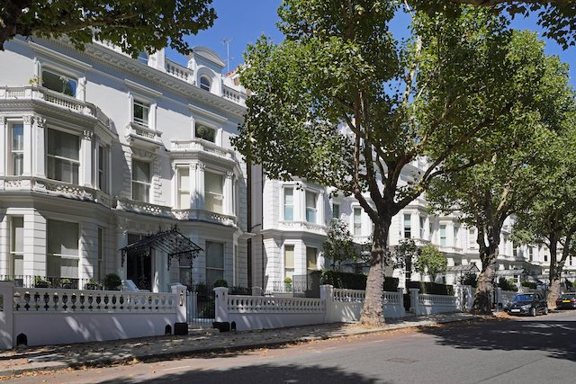 cadogantate's tweet image. Quiet, safe and green, #HollandPark is an exceptionally family-friendly area. There is plenty for children to see and do here, starting with the wonderful adventure playground in the park proper, which includes a climbing wall and frames. cadogantate.com/en/holland-par… #LondonGuide