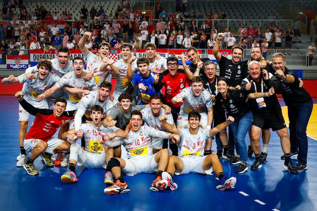 🔥 #GameDay
🏆 Campeonato del Mundo U19 #Croatia2023 @ihf_info

📌 Final
🆚 España 🇪🇸 : 🇩🇰 Dinamara
⏰ 20:00 h
🏟 Arena Varazdin
📺 rfebm.com/directos

#FollowTheFuture

🎙️ ¡Los #HispanosJuveniles, a por el CAMPEONATO DEL 𝐌𝐔𝐍𝐃𝐎!

📸©️ Kolektiff images / Croatia 2023